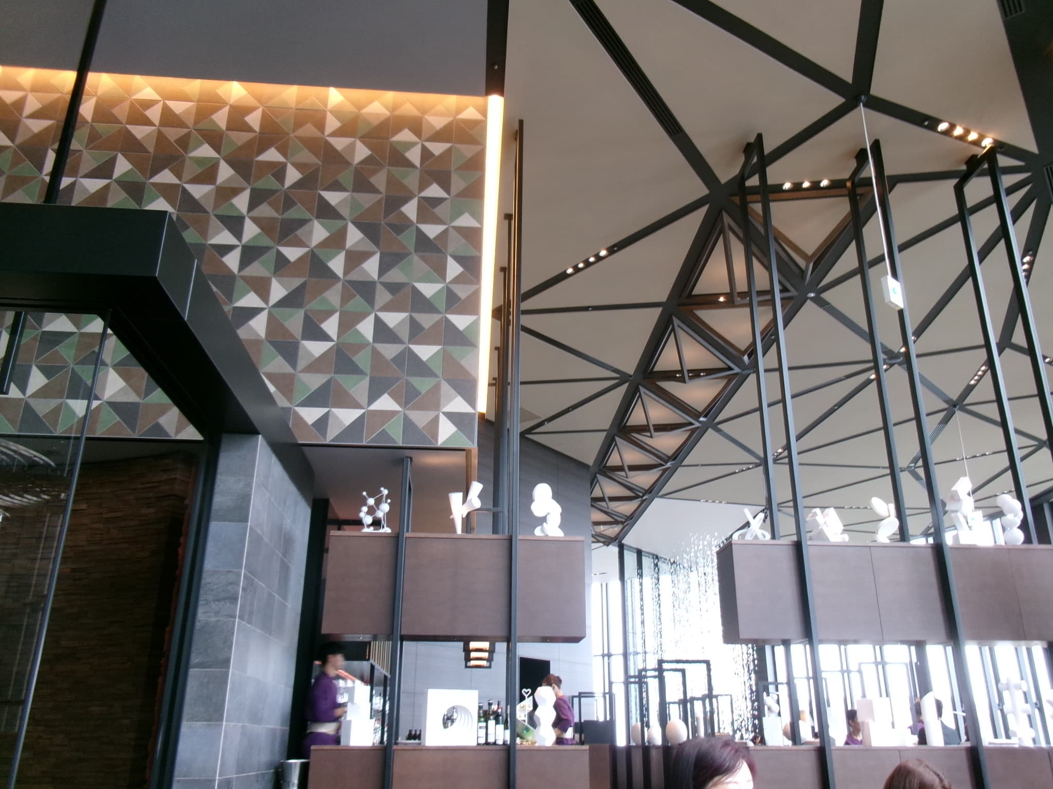 Atmos Italian Dining 的幾何磁磚牆與開放式廚房