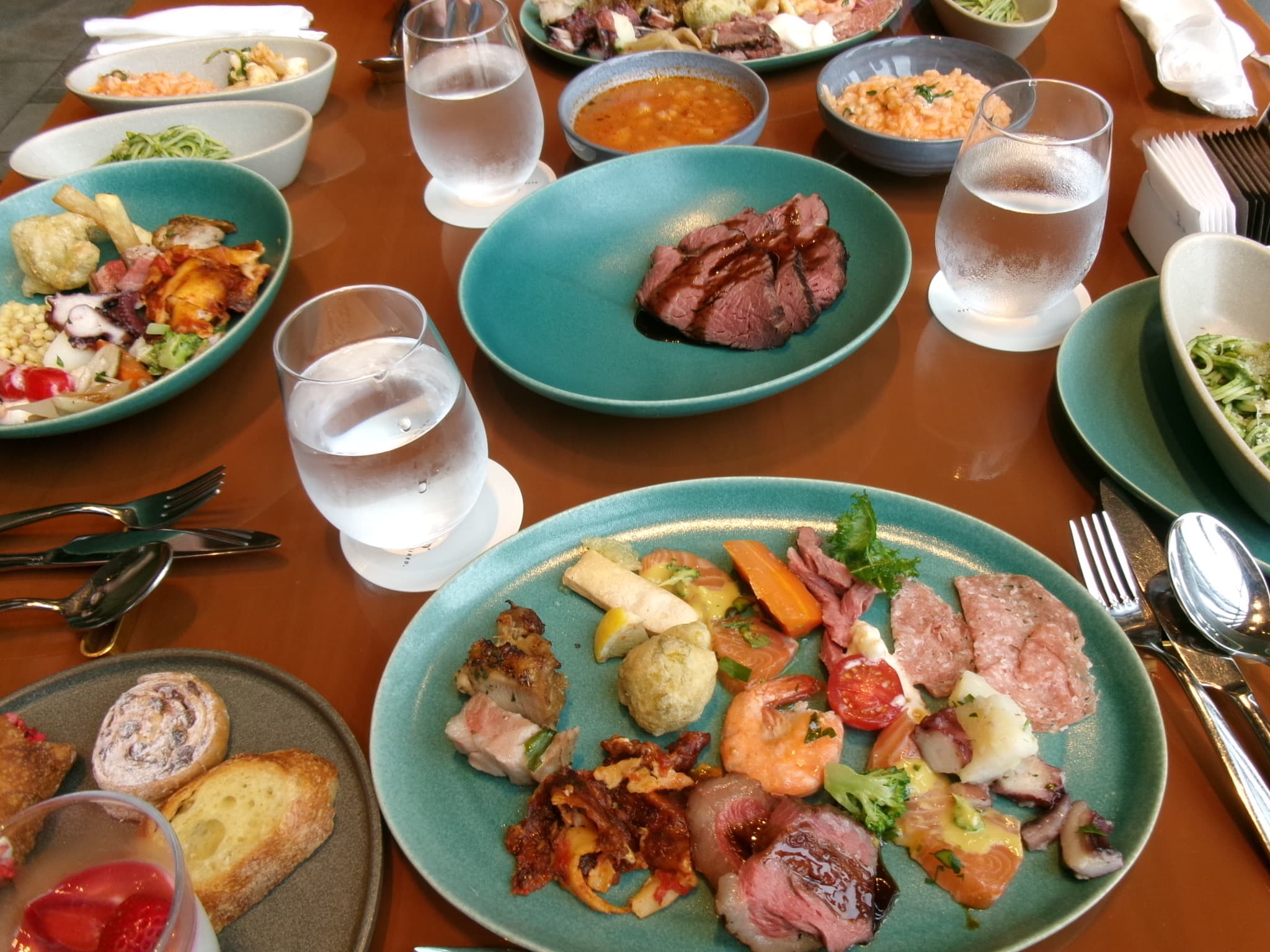 康萊德大阪自助餐的義式前菜、烤牛肉與燉飯