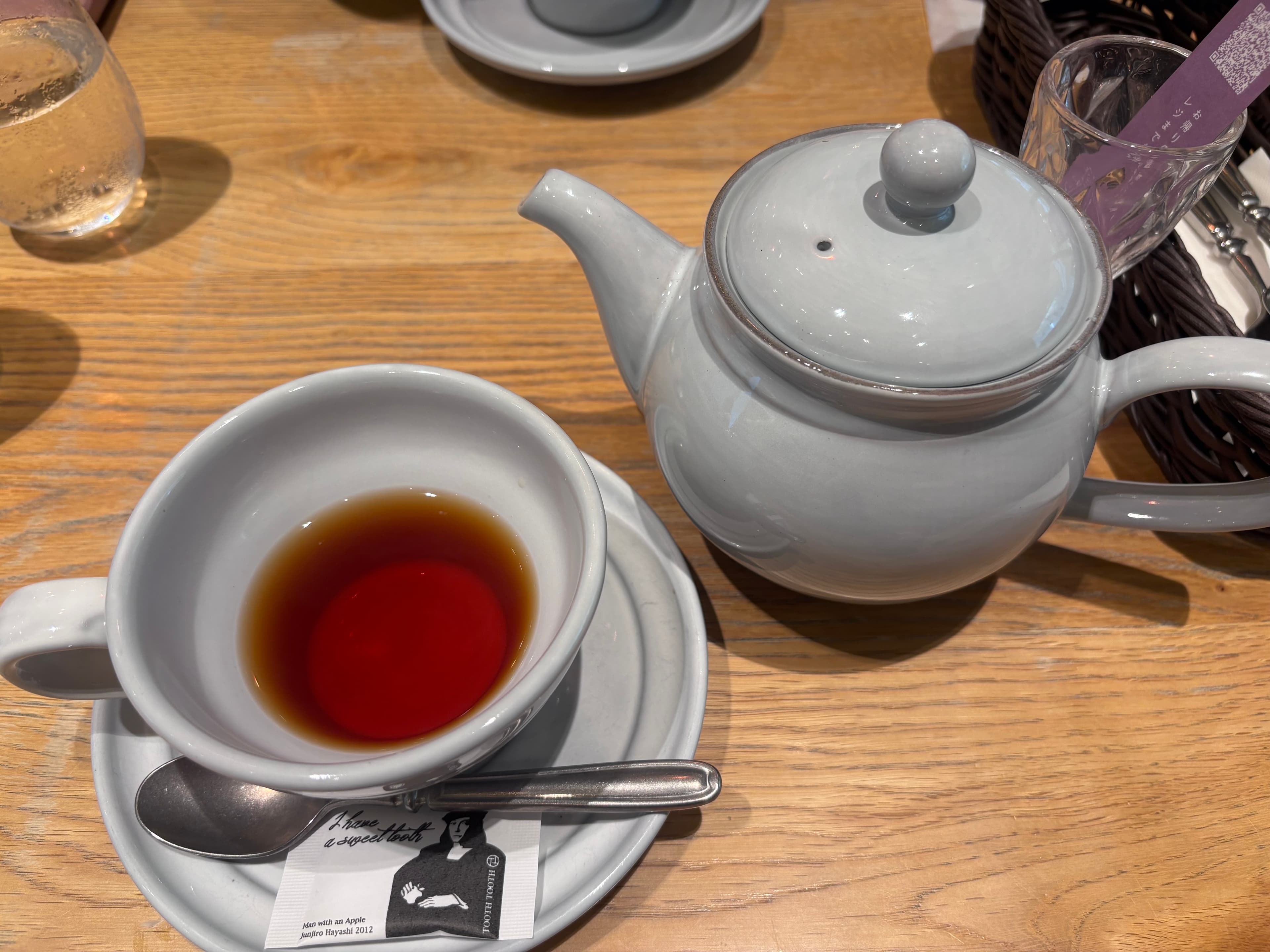 TOOTH TOOTH 的紅茶與茶壺