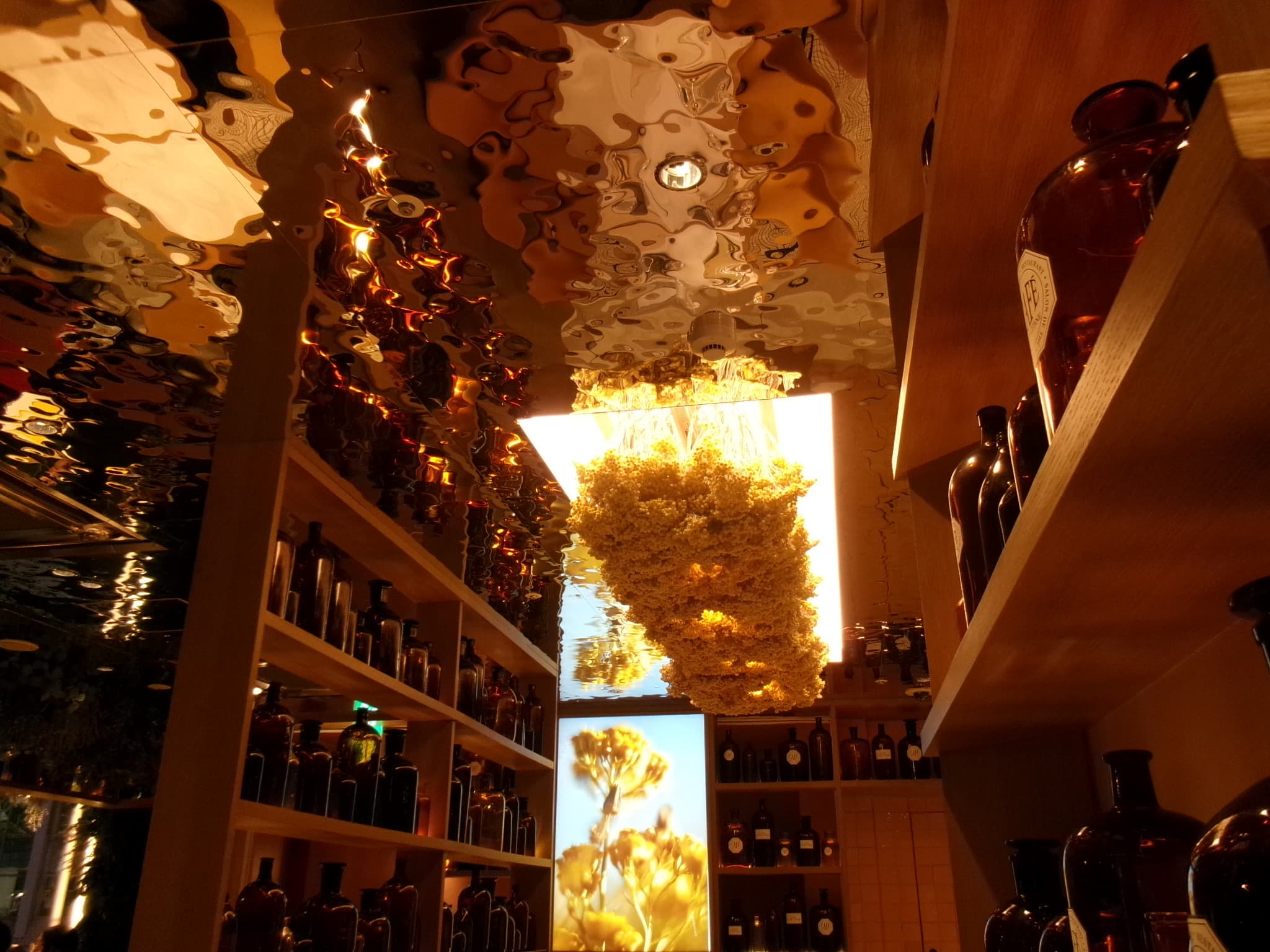 歐舒丹咖啡廳 澀谷 L'OCCITANE CAFÉ SHIBUYA TOKYO 的永久花裝置與鏡面天花板