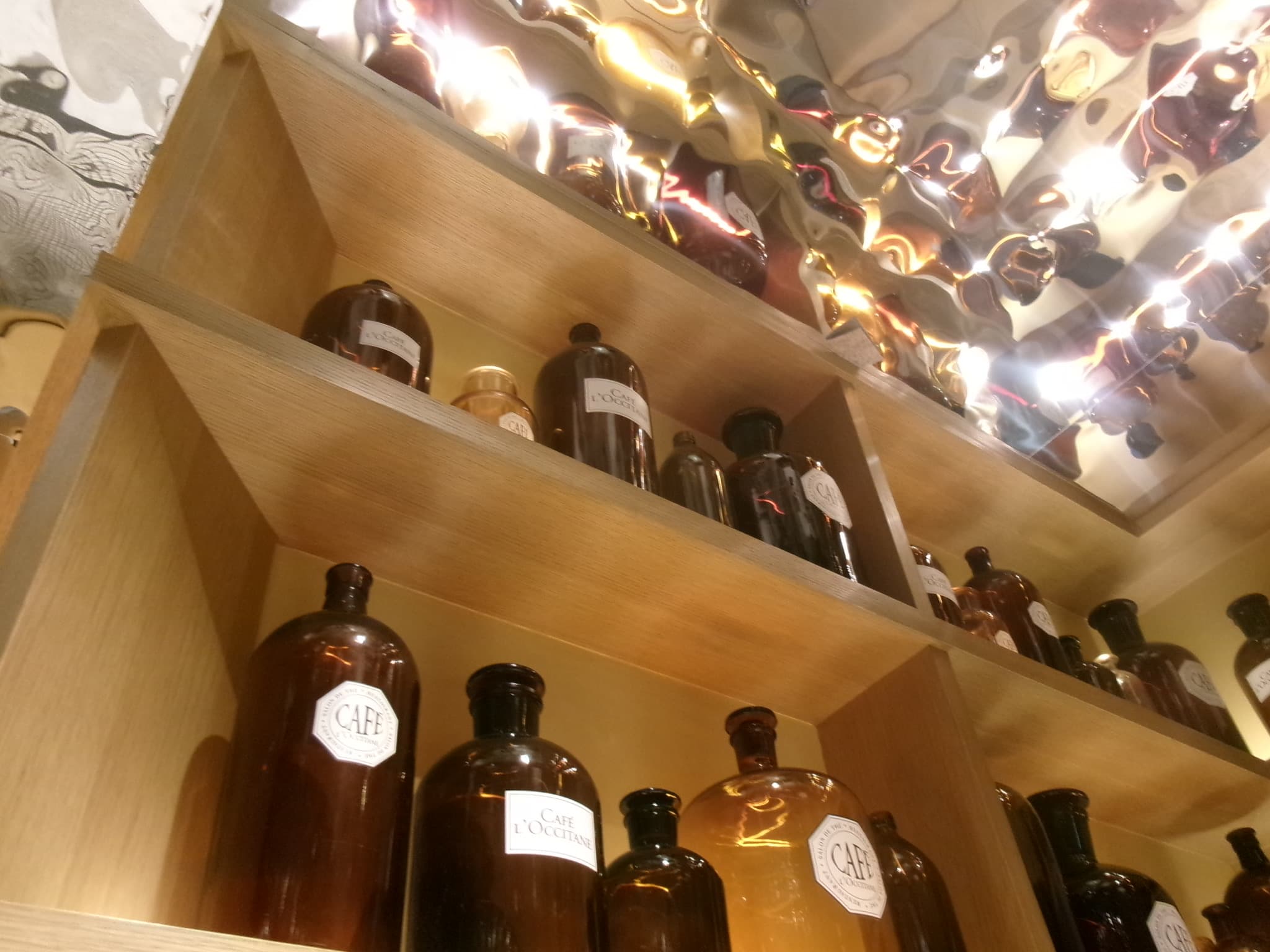 CAFÉ L'OCCITANE 的琥珀色藥罐牆面