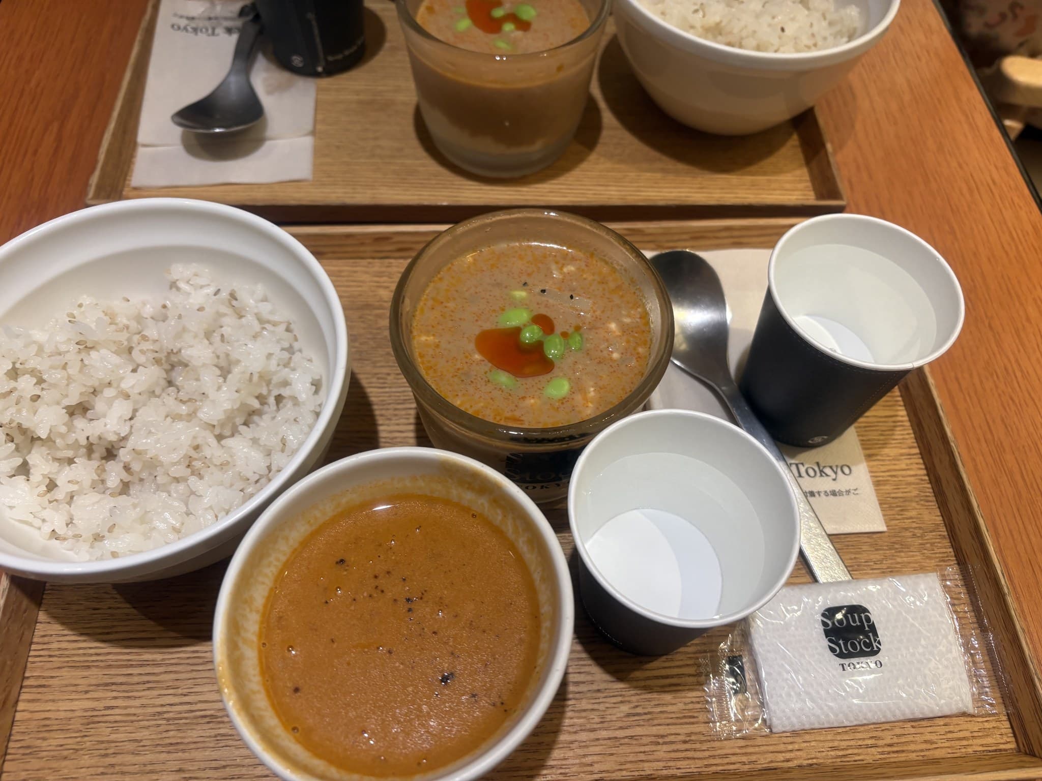 Soup Stock Tokyo 澀谷Mark City店的龍蝦濃湯、冷芝麻豆乳擔擔湯與藜麥糙米飯