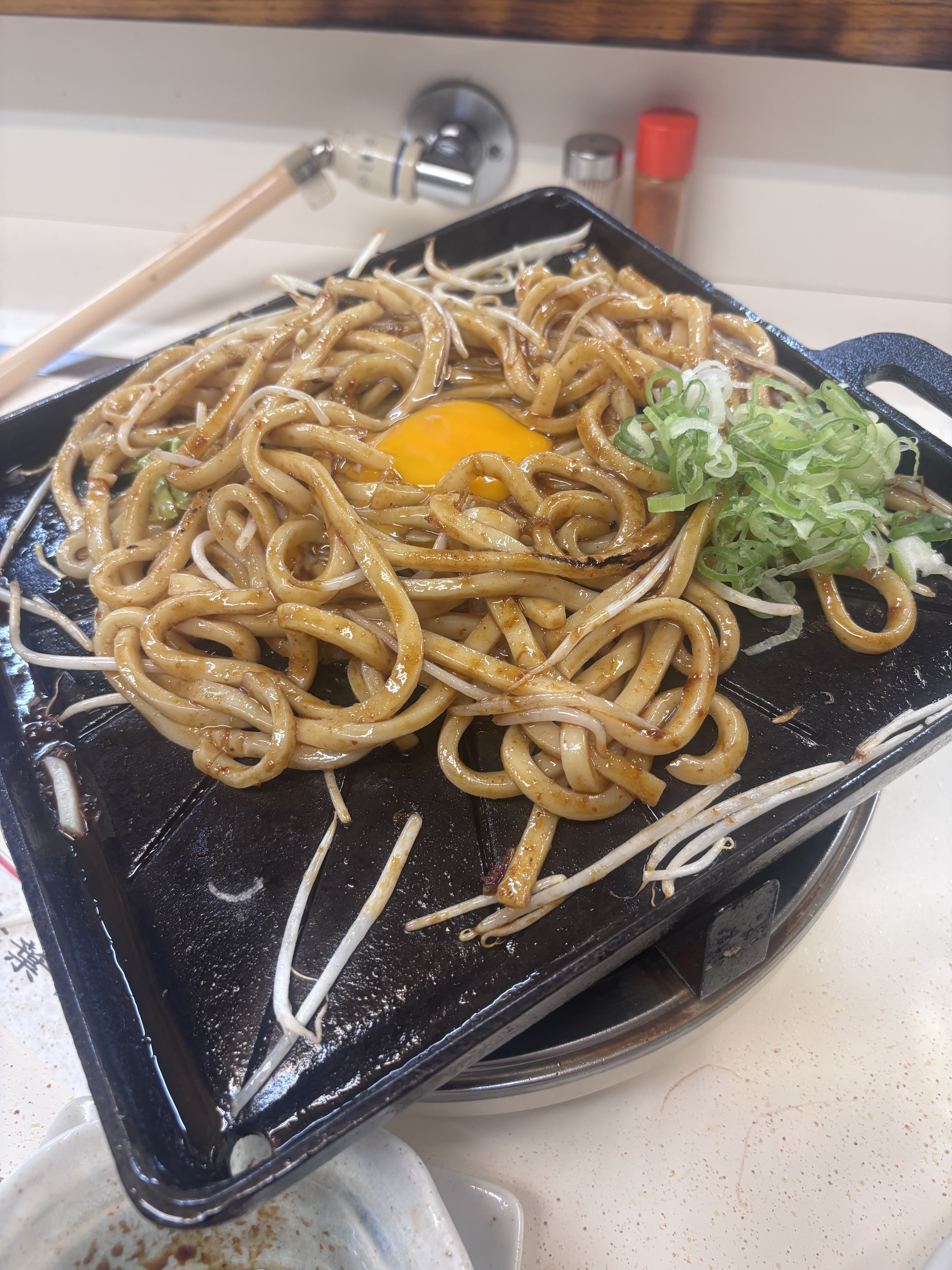 ホルモン千葉 澀谷店 - 收尾的鐵板炒烏龍麵加蛋黃