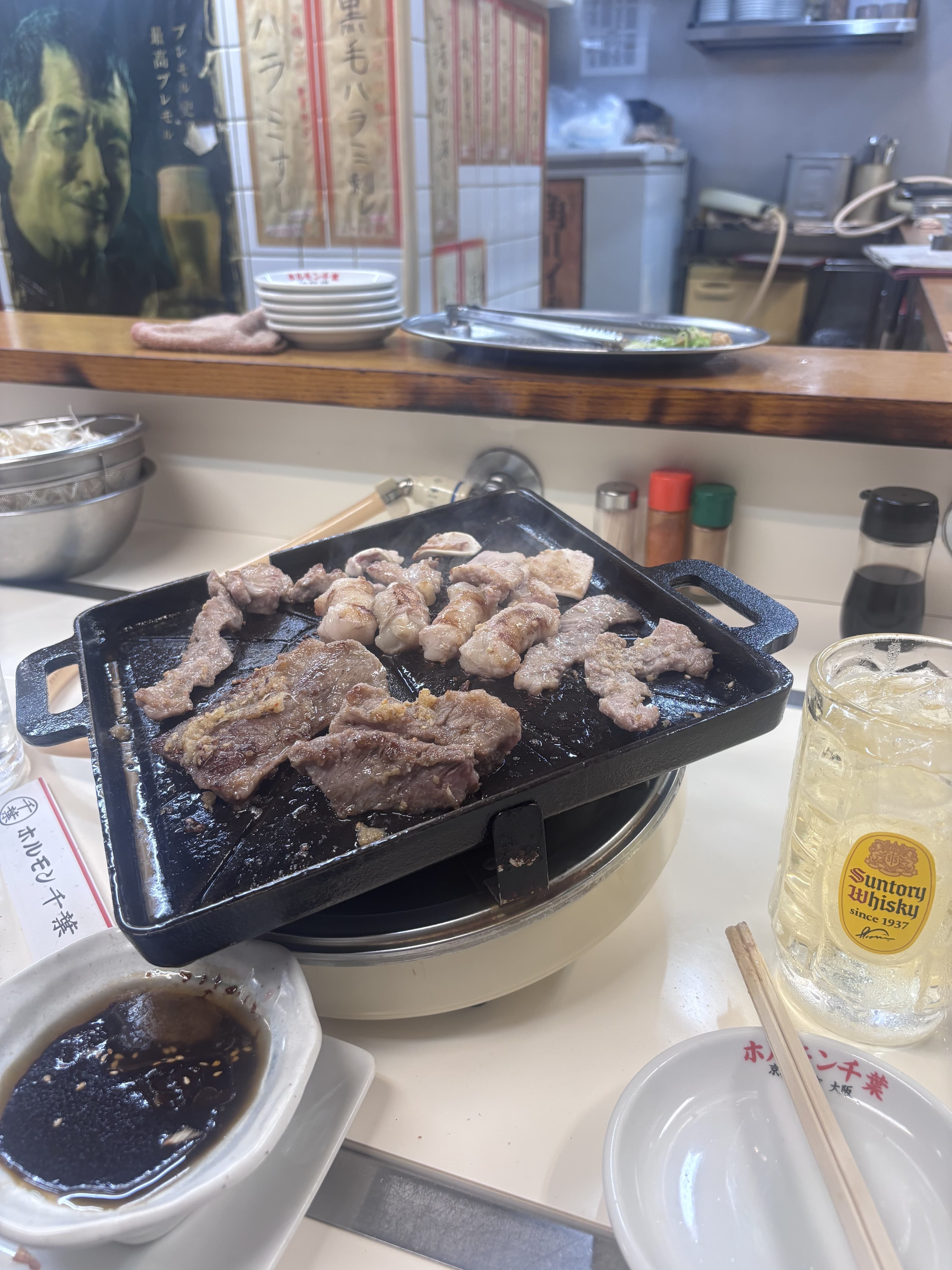 ホルモン千葉 澀谷店 - 鐵板上正在燒烤的肉