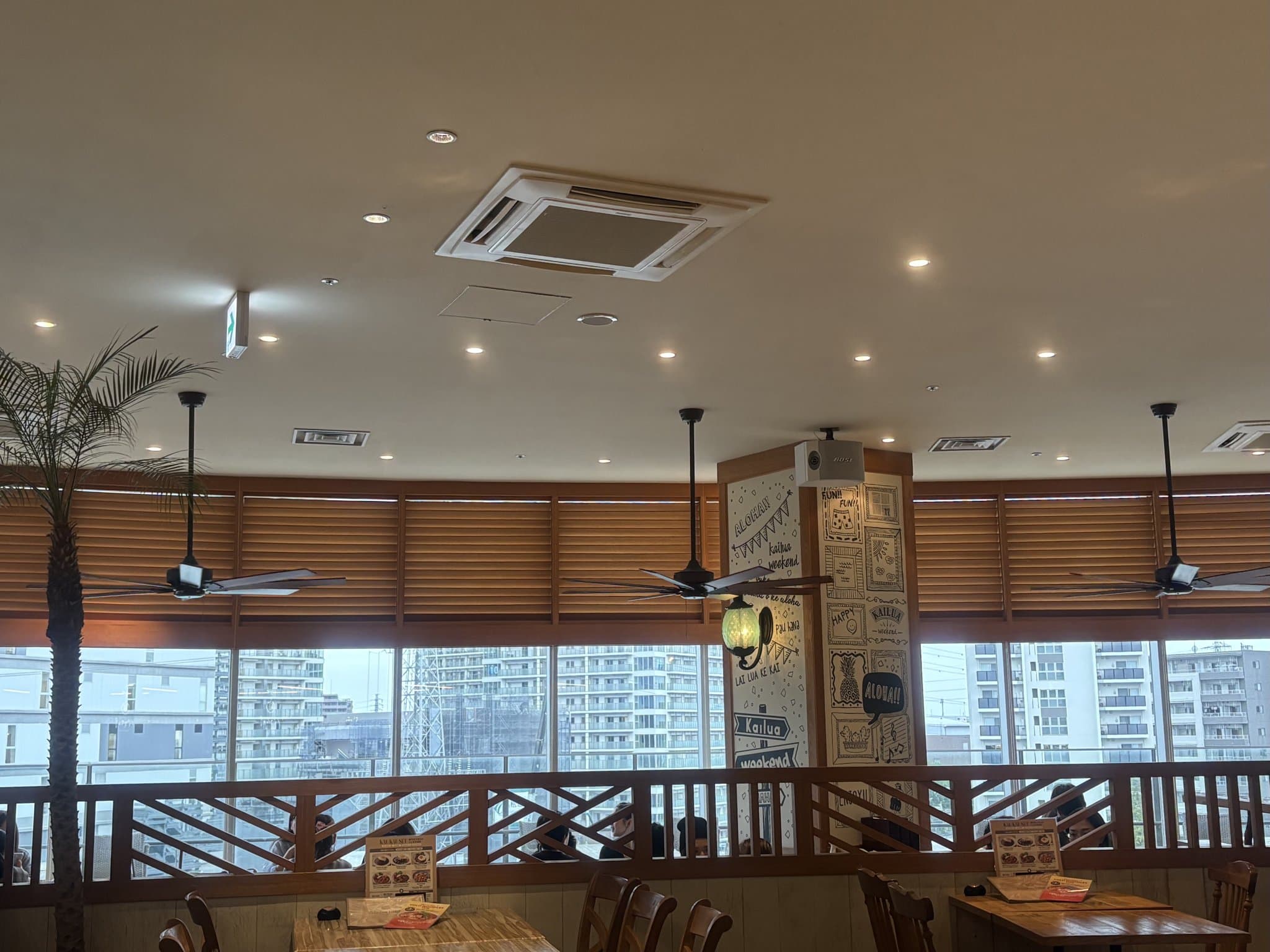 Aloha Table LaLaport海老名的店內 - 吊扇、椰子樹與整排窗戶