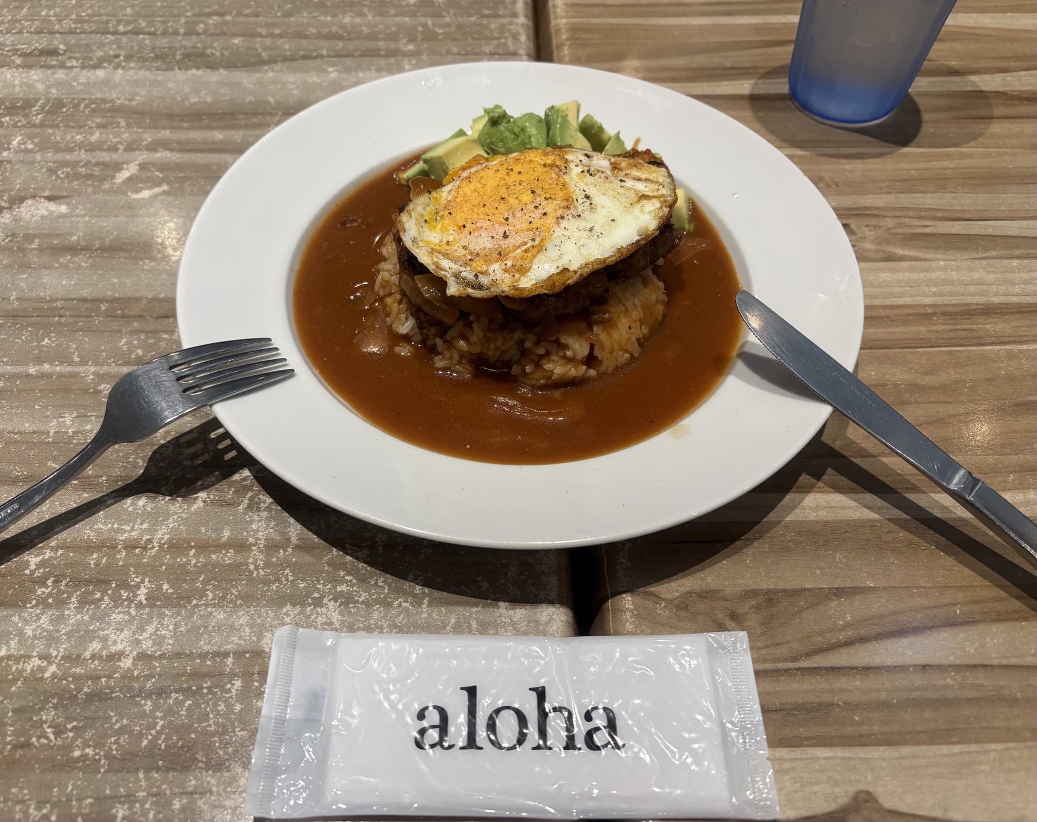 Aloha Table LaLaport海老名的 Loco Moco - 漢堡排、荷包蛋與酪梨,淋滿肉汁醬