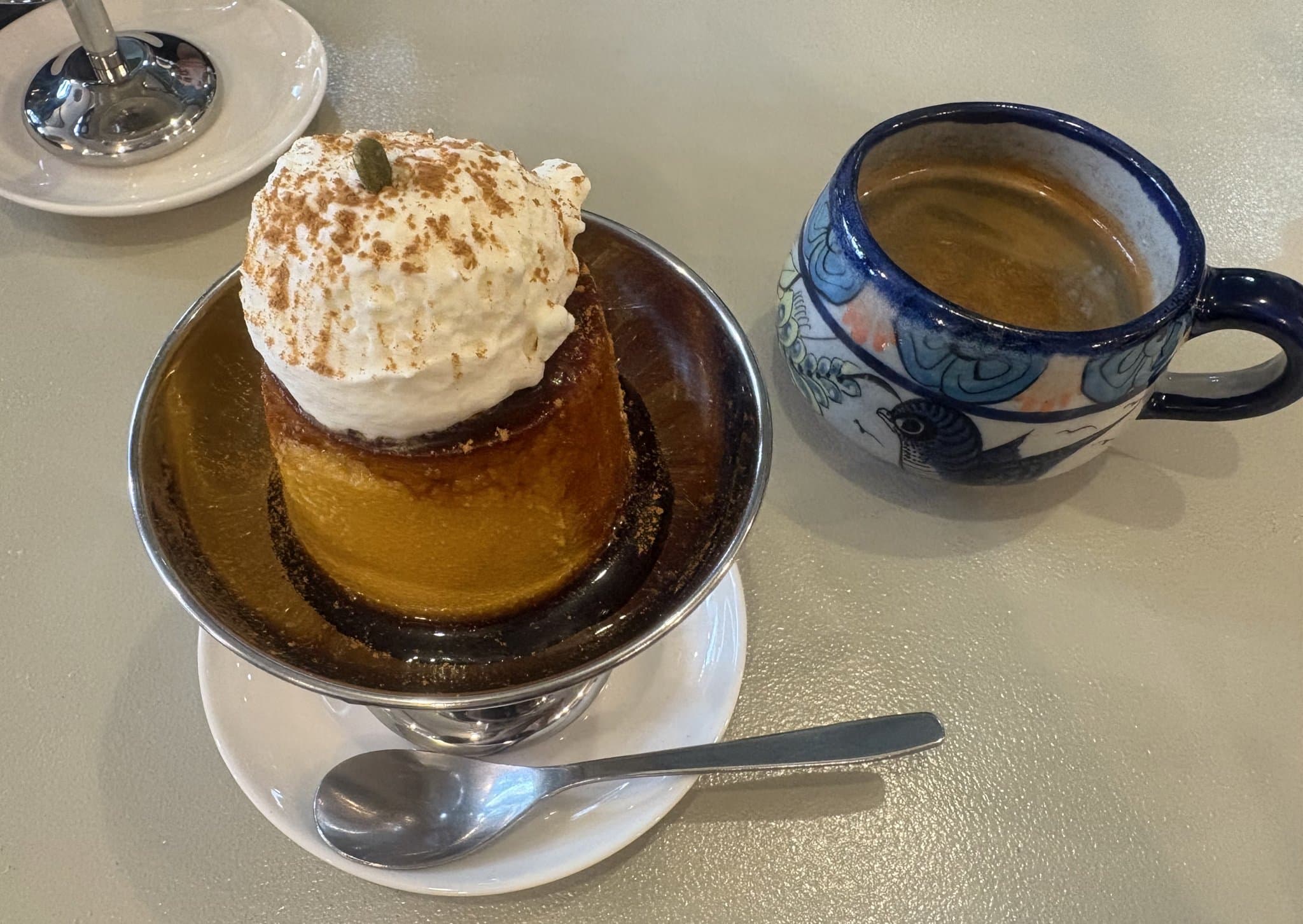 ATSUGI COFFEE 的經典布丁(頂著鮮奶油)與手繪杯裝的咖啡