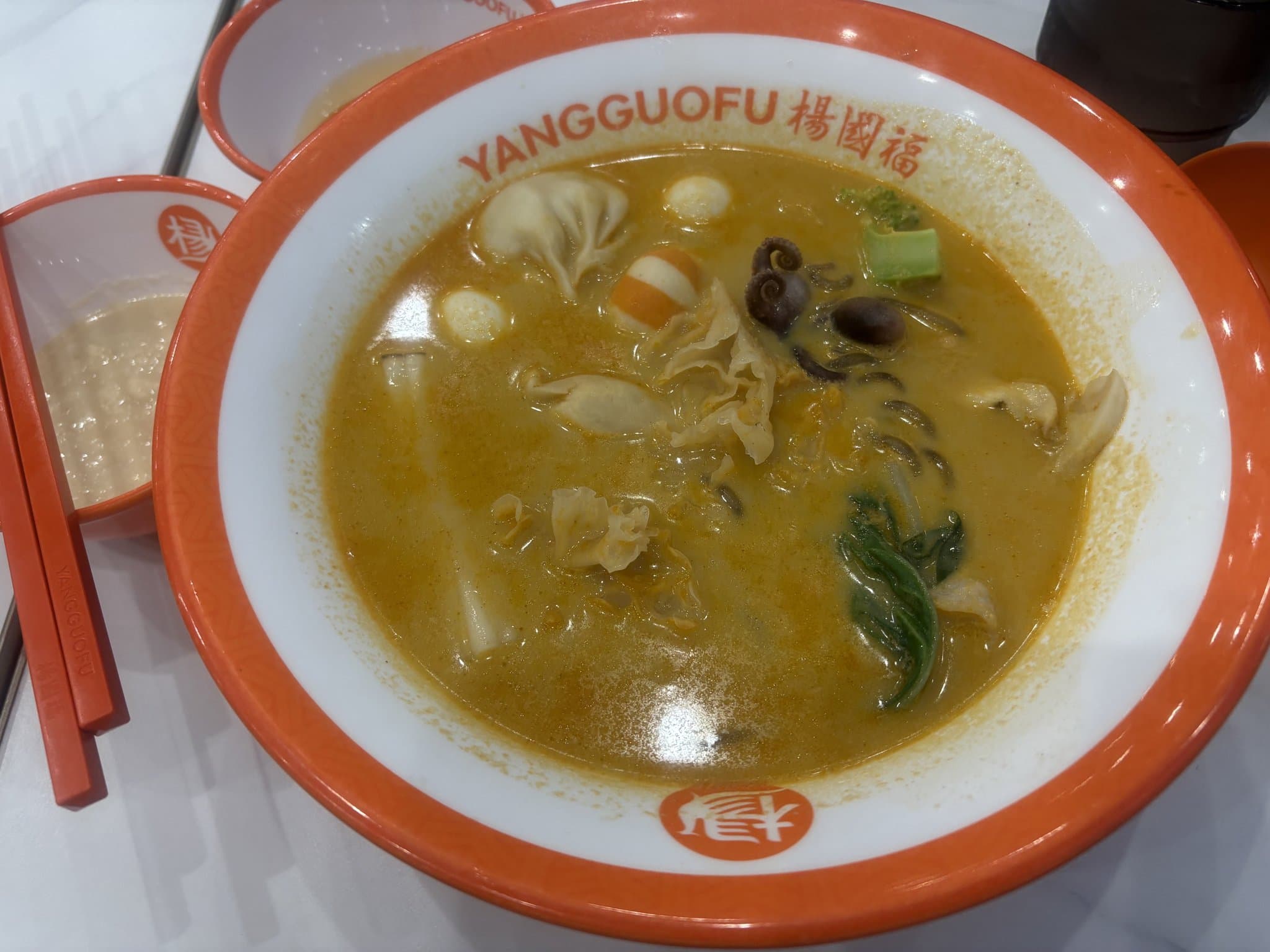 楊國福麻辣燙 本厚木店 - 橘色大碗裡的麻辣燙,有餃子、魚丸、章魚、青菜與寬粉