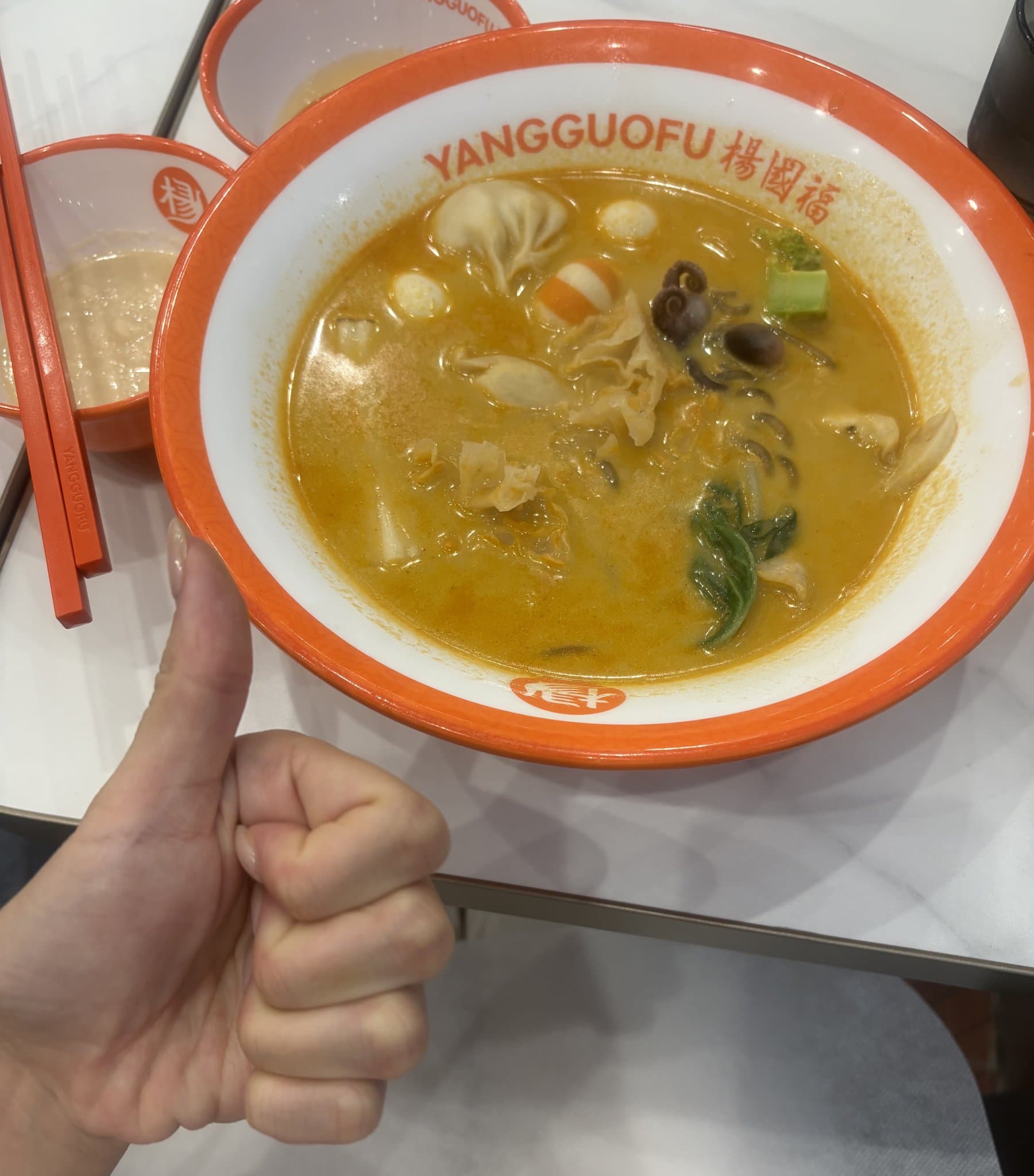 楊國福麻辣燙 本厚木店 - 麻辣燙與旁邊的芝麻醬小碗