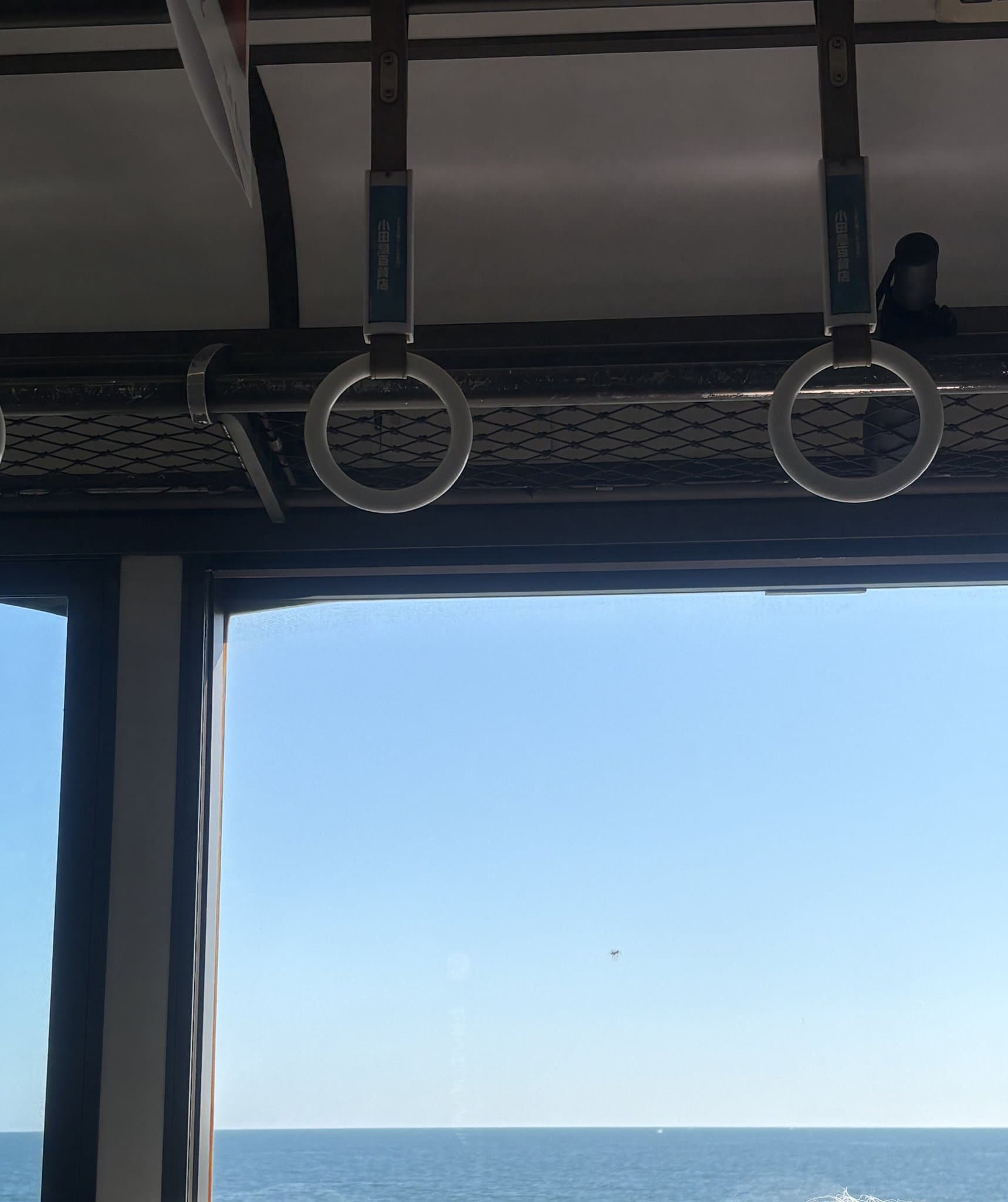從江之電車窗看出去的海