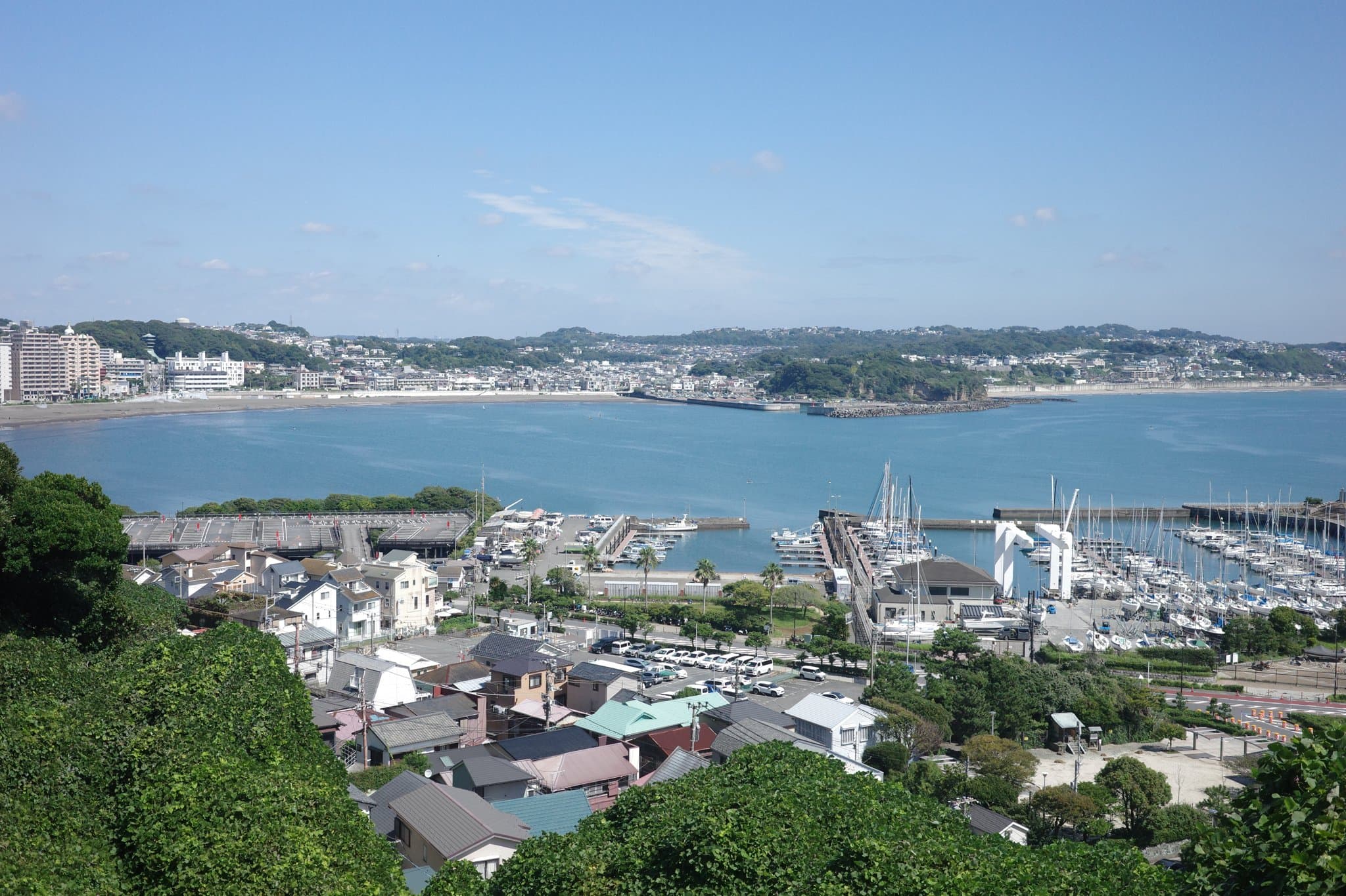 從江之島上俯瞰遊艇港與湘南海岸