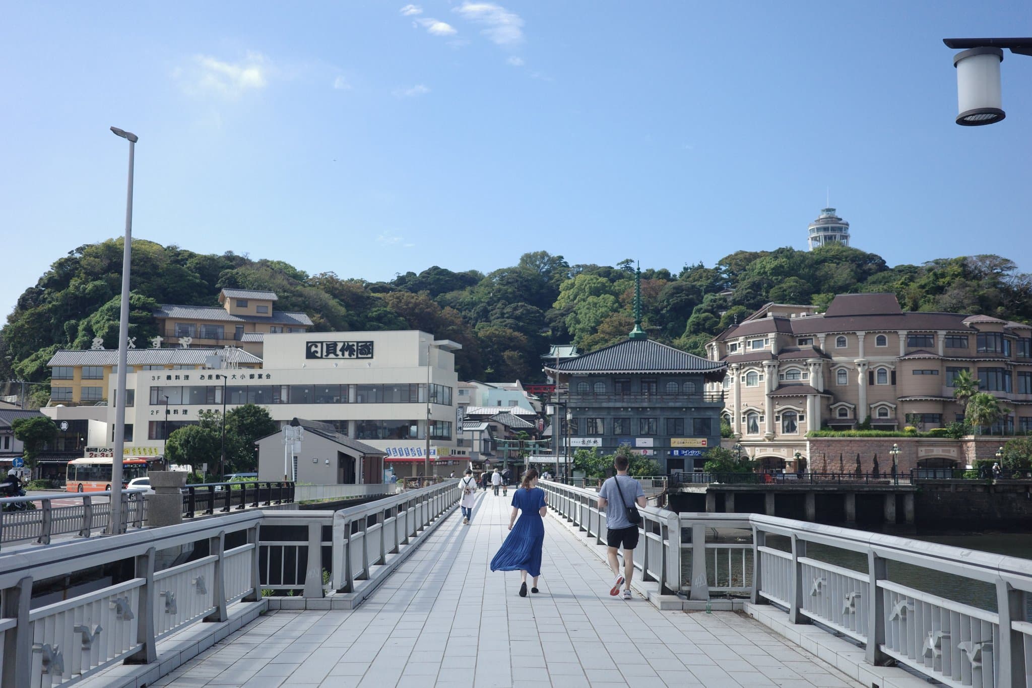 通往江之島的江之島弁天橋,山頂看得到江之島Sea Candle展望燈塔
