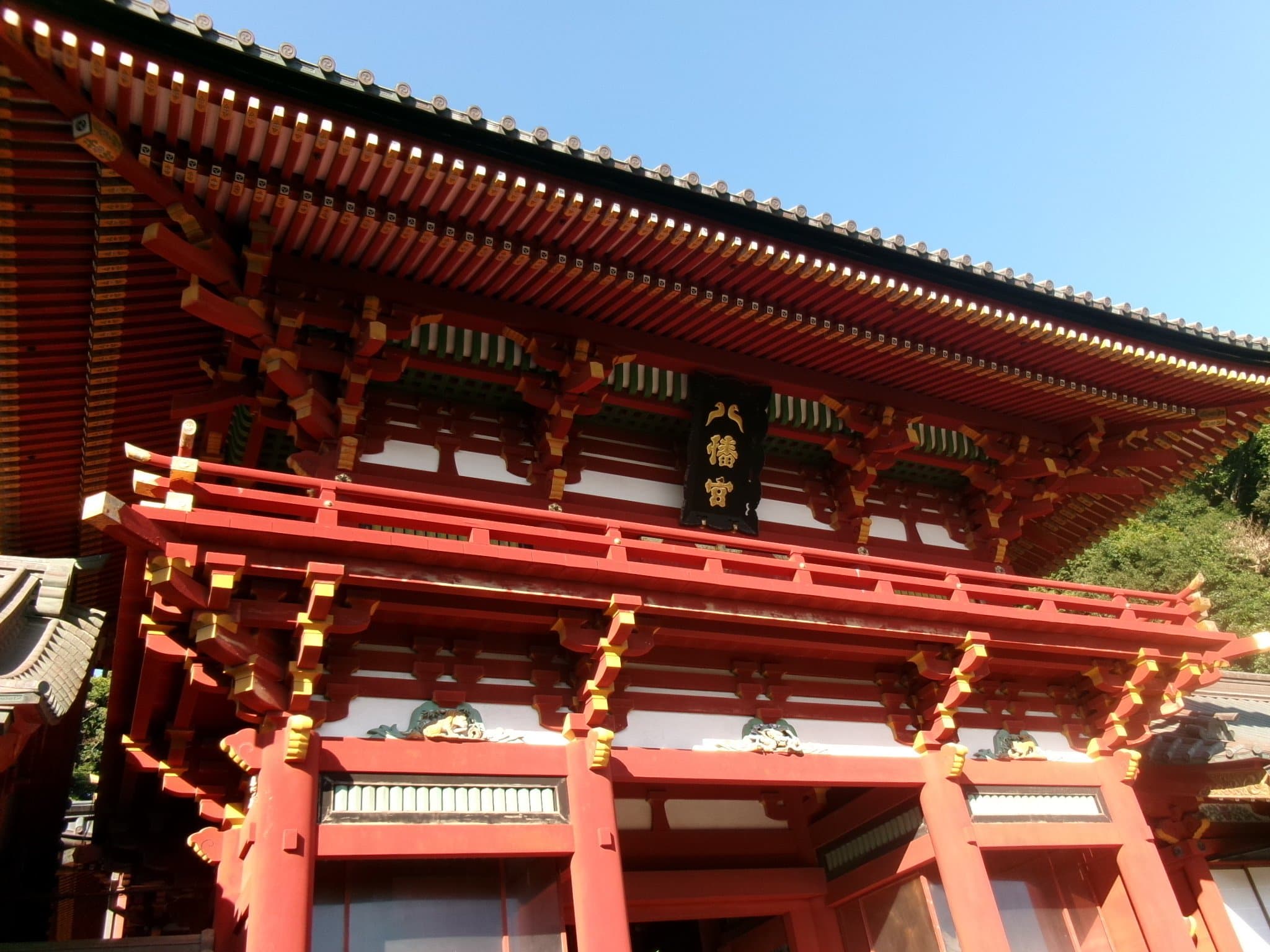 鶴岡八幡宮本宮的朱紅樓門與「八幡宮」匾額