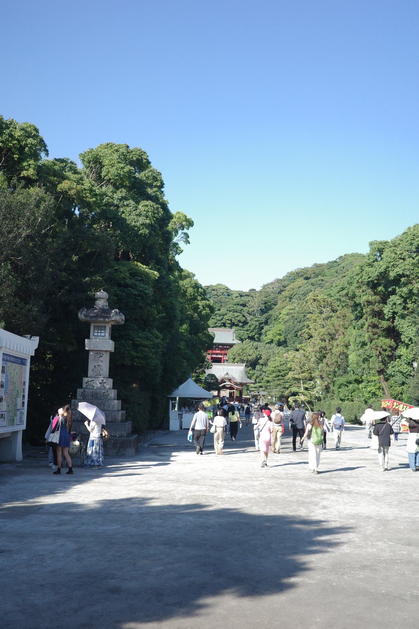 鶴岡八幡宮的參道,遠處是舞殿與本宮