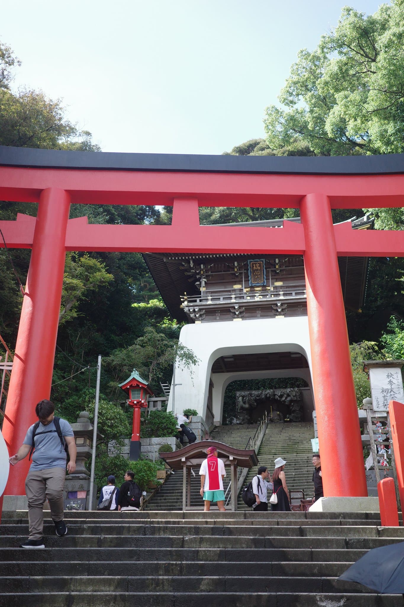 江島神社的朱紅鳥居與瑞心門