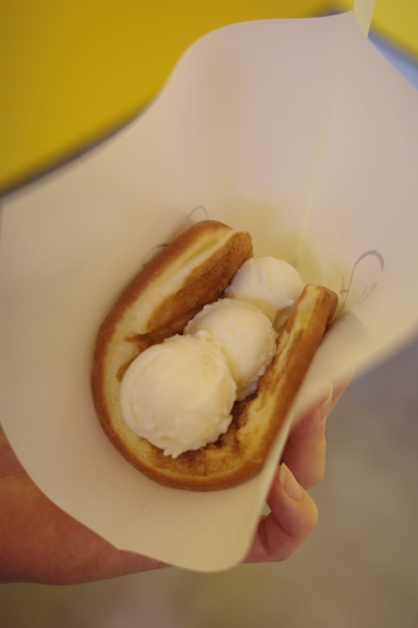 鎌倉小町通的鬆餅夾冰淇淋