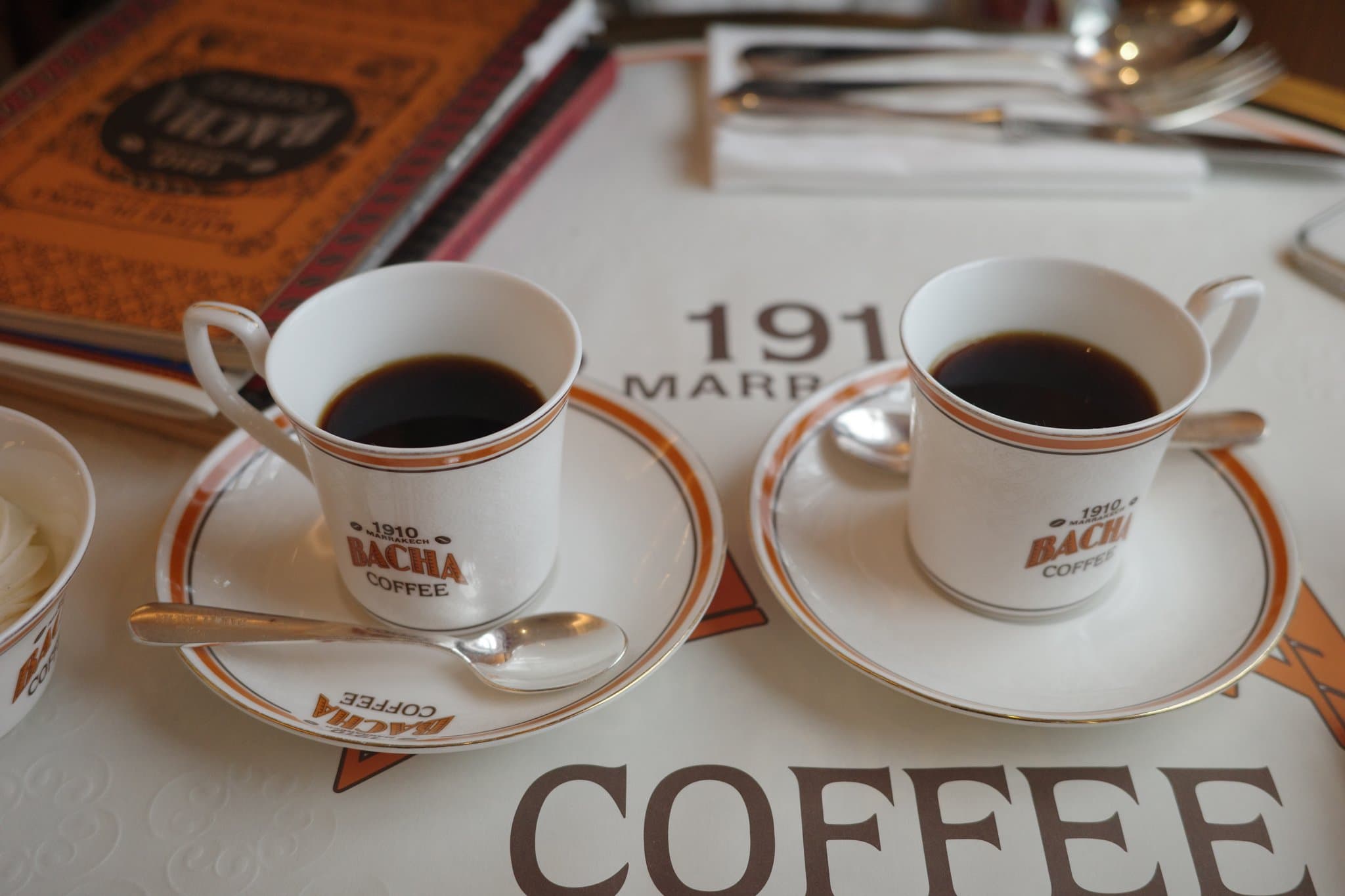 Bacha Coffee 銀座 - 印有 1910 Marrakech 的橘色鑲邊咖啡杯