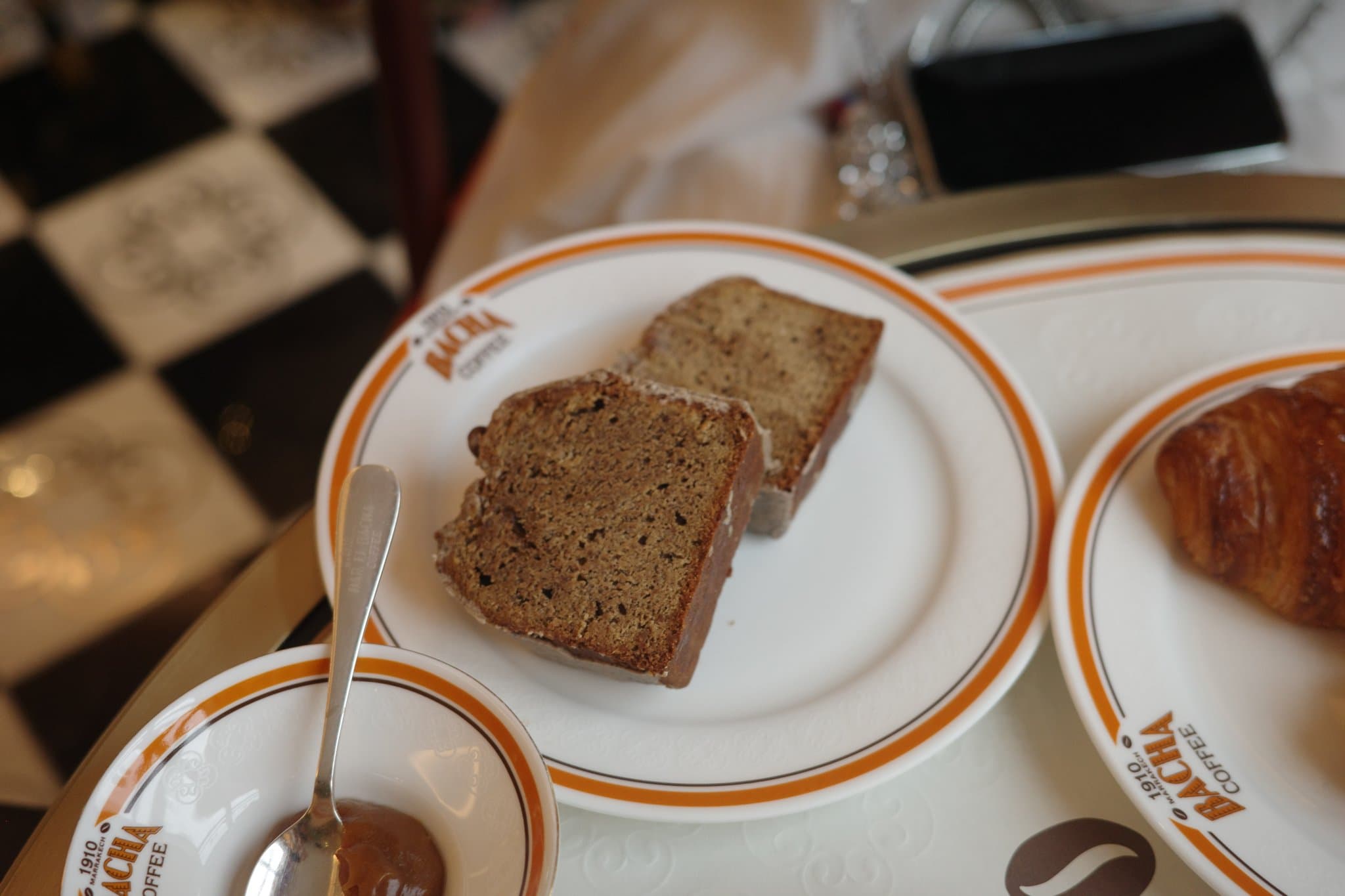 Bacha Coffee 銀座的磅蛋糕切片與抹醬