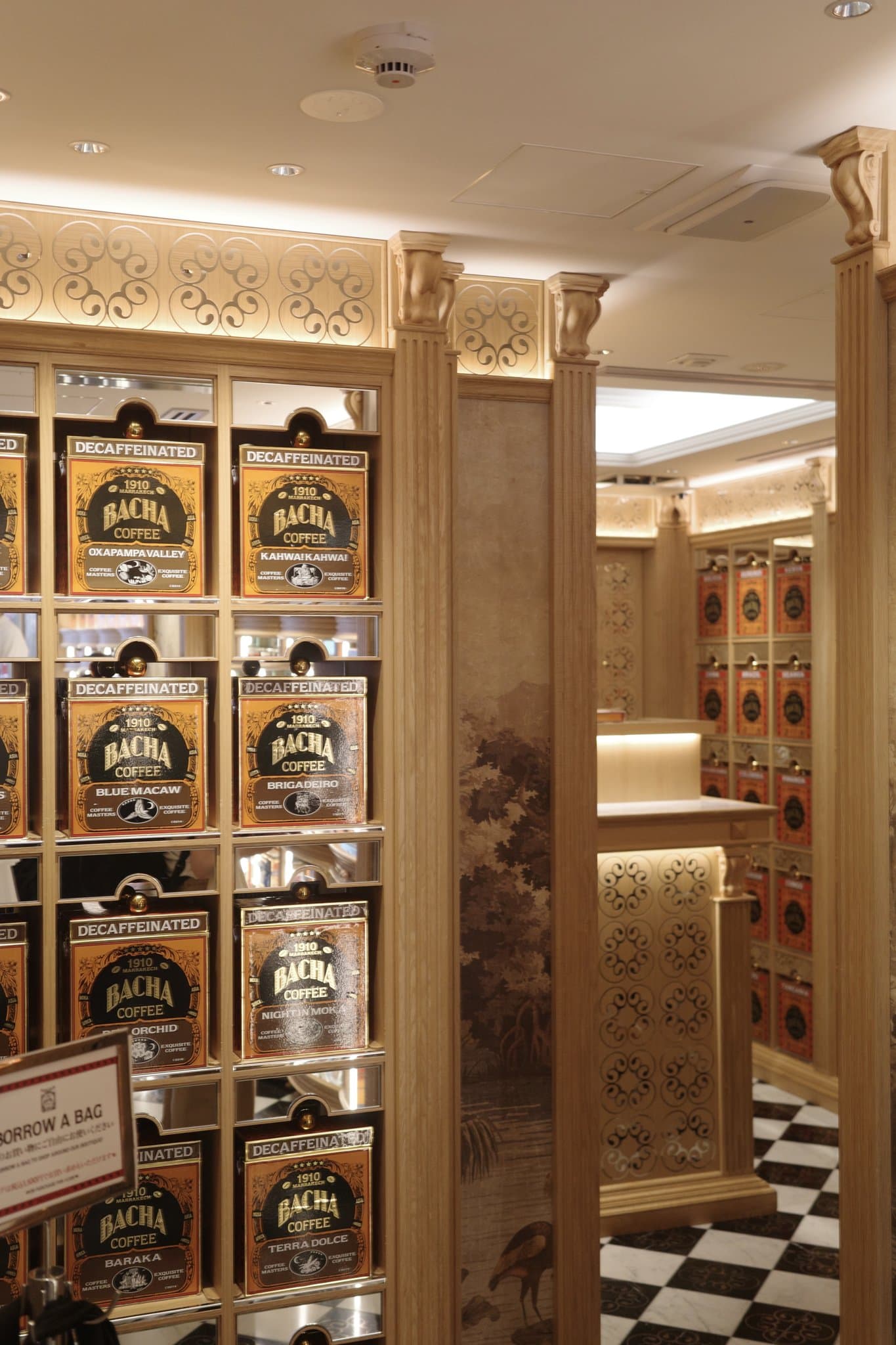 Bacha Coffee 銀座1樓的咖啡精品店 - 整面牆的咖啡罐,也有低咖啡因