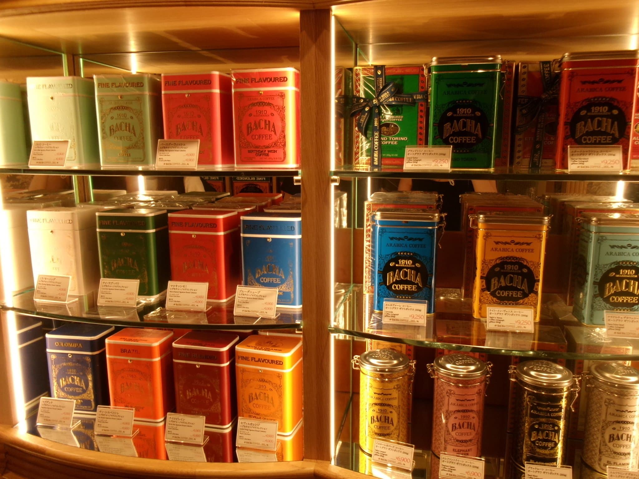 Bacha Coffee 銀座1樓的咖啡罐禮盒 - ¥6,900 與 ¥9,250 的價格牌