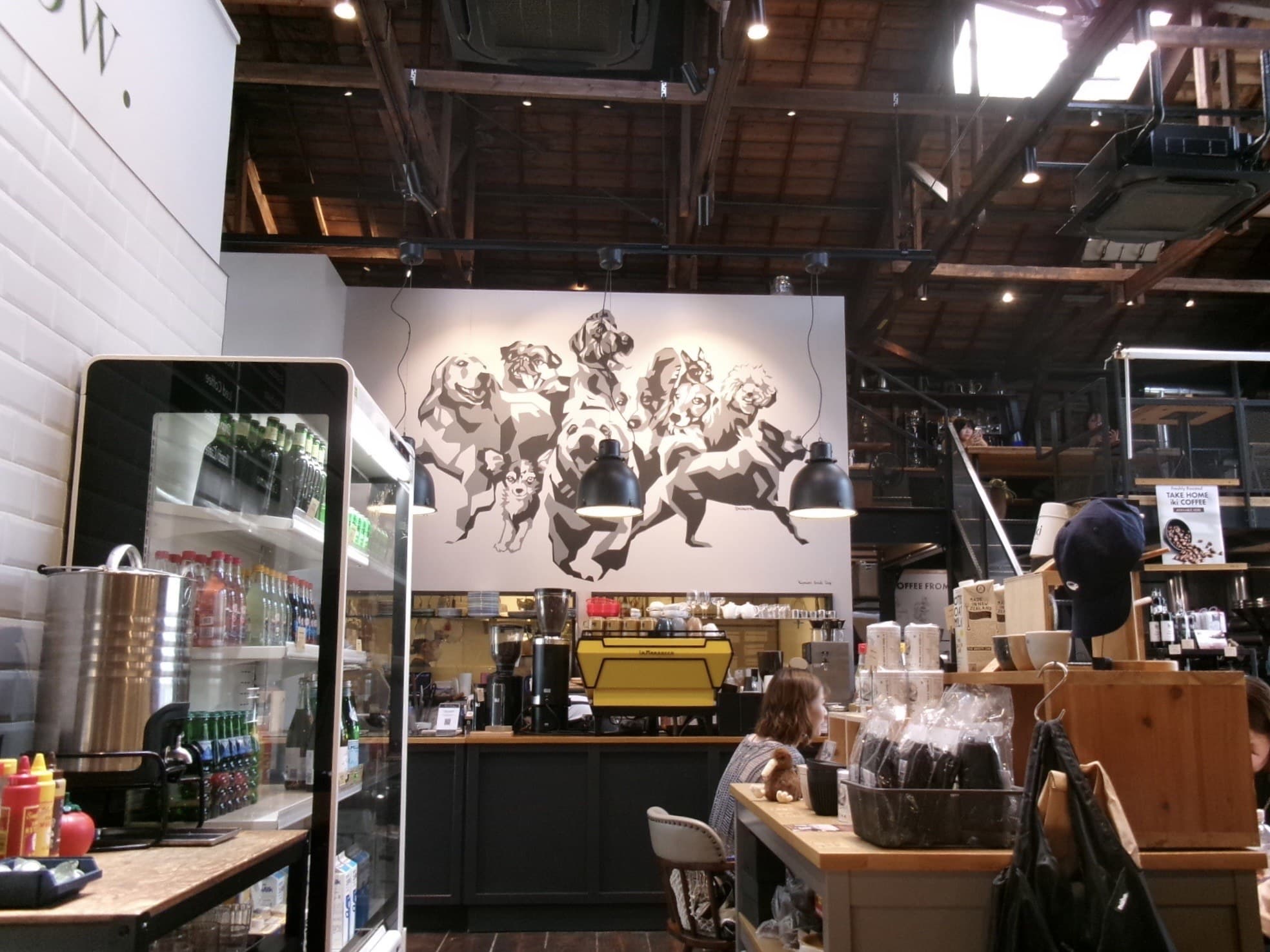 iki Roastery & Eatery - 狗狗壁畫與黃色義式咖啡機