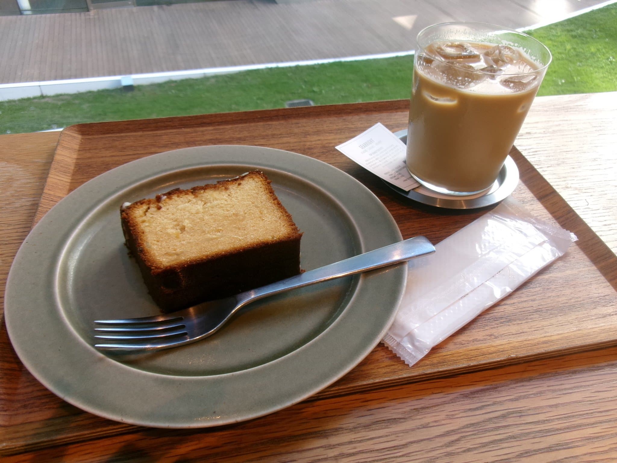 VERVE COFFEE ROASTERS 六本木 - 冰拿鐵與磅蛋糕,窗外是草皮與木棧板