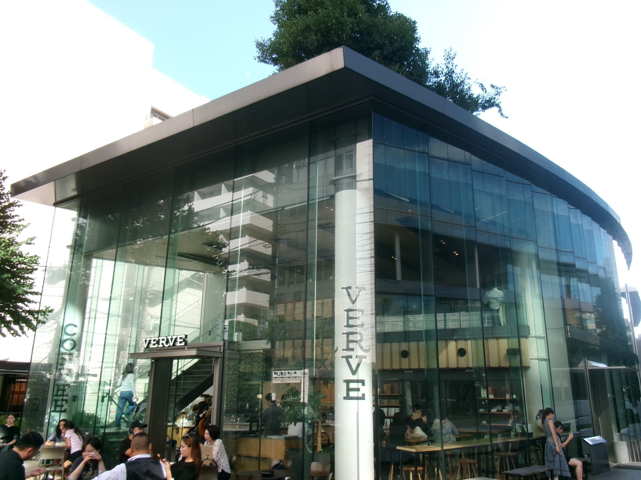 VERVE COFFEE ROASTERS 六本木的外觀 - 兩層樓的落地玻璃建築與露台座