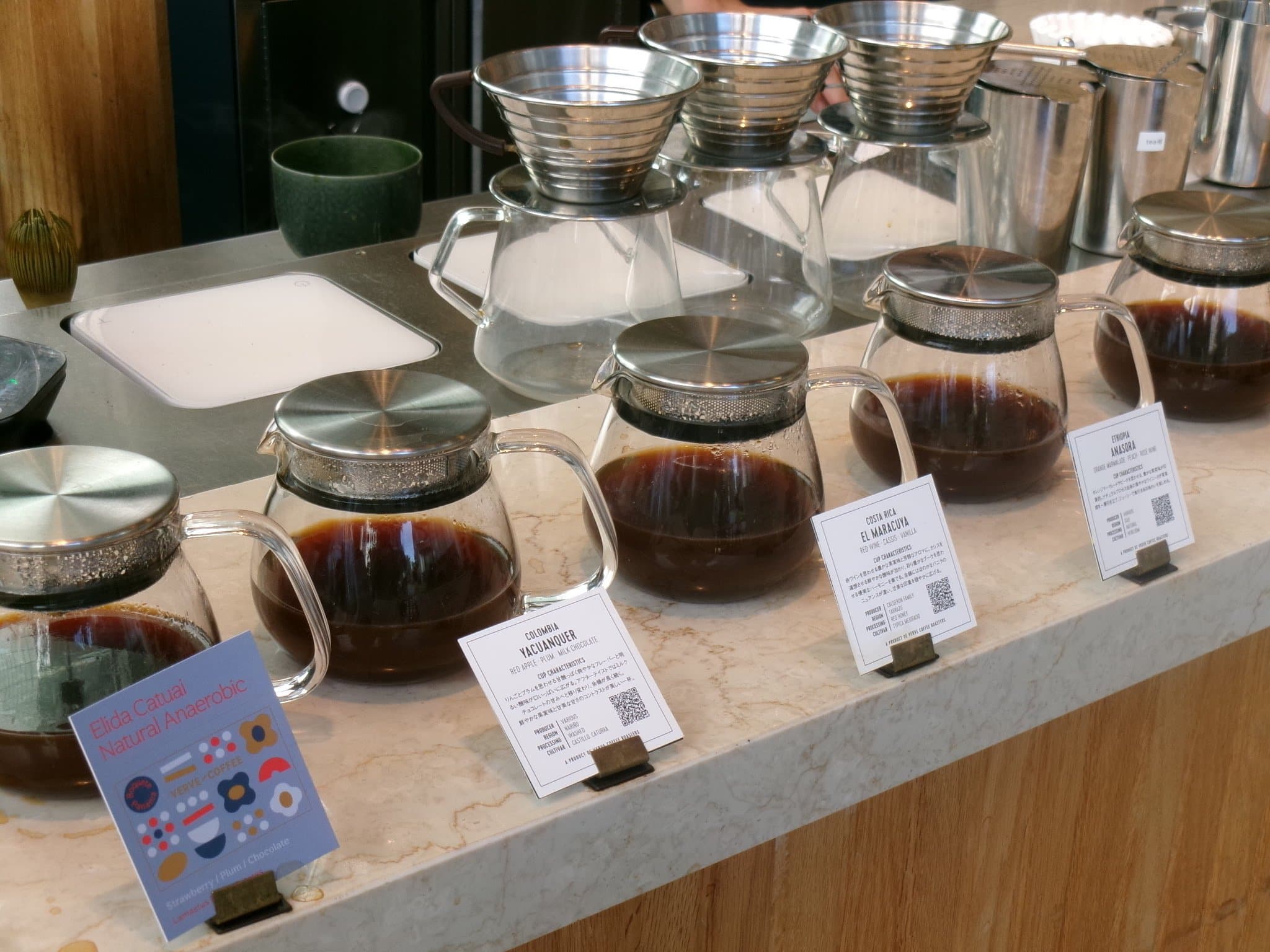 VERVE COFFEE ROASTERS 六本木的手沖吧台 - 一排玻璃壺與各產地的豆卡