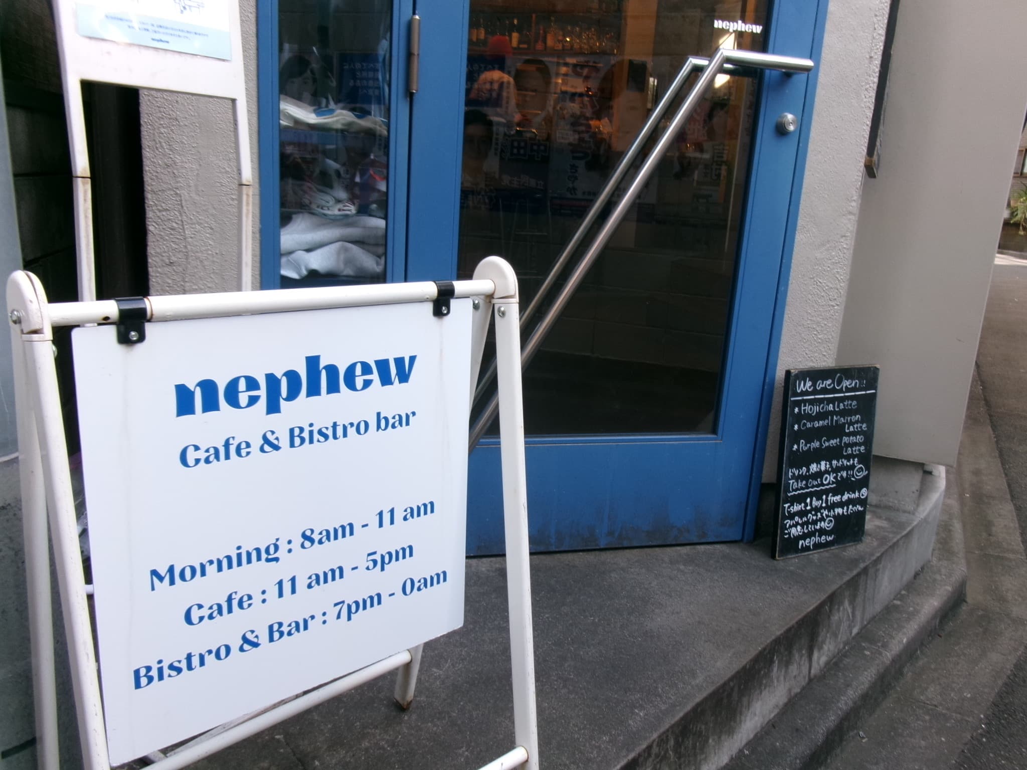 nephew 的藍色店門與看板 - Cafe & Bistro bar,Morning 8am-11am、Cafe 11am-5pm、Bistro & Bar 7pm-0am