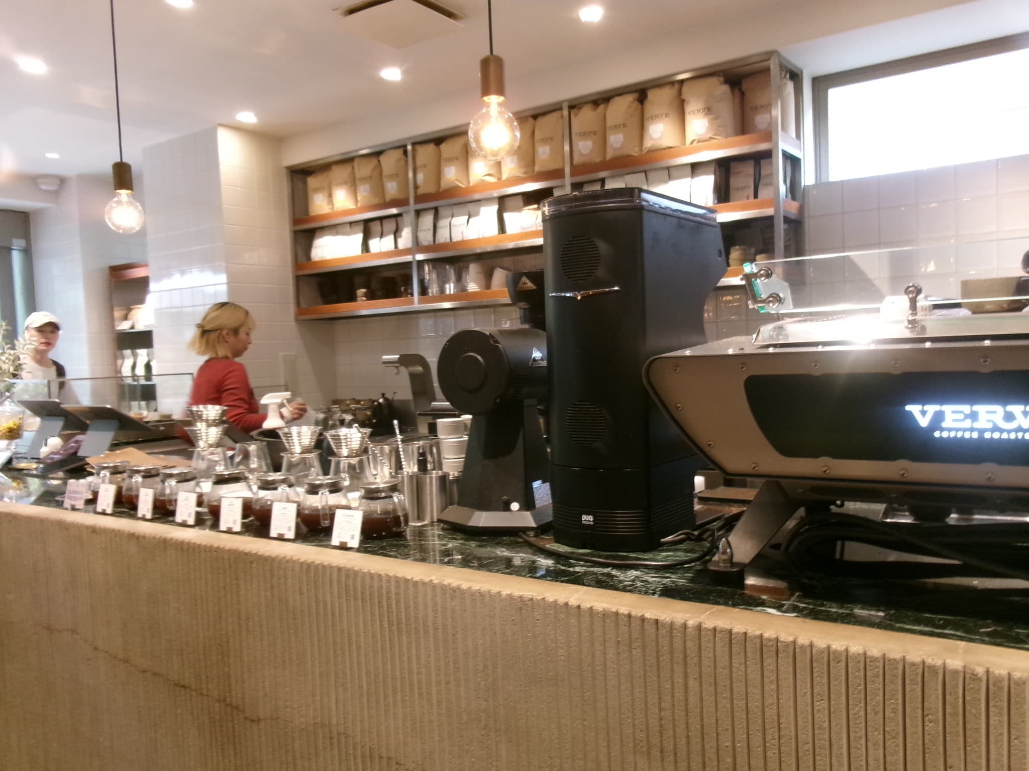 VERVE COFFEE ROASTERS 代代木公園店的吧台 - 濃縮咖啡機、磨豆機與一排手沖玻璃壺
