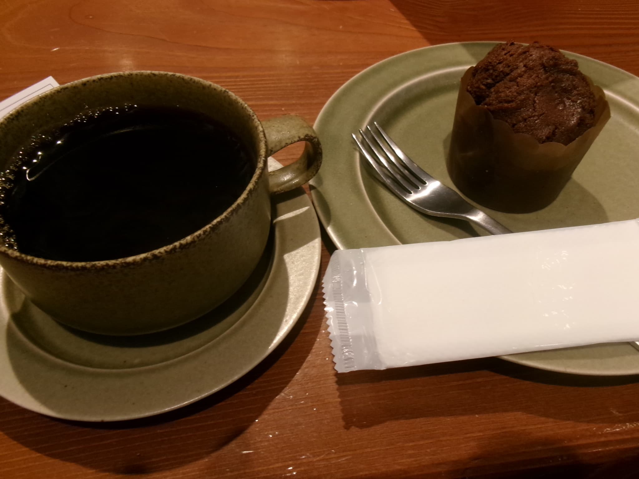 VERVE COFFEE ROASTERS 代代木公園店的熱咖啡與巧克力蛋糕,裝在灰綠色陶杯與陶盤