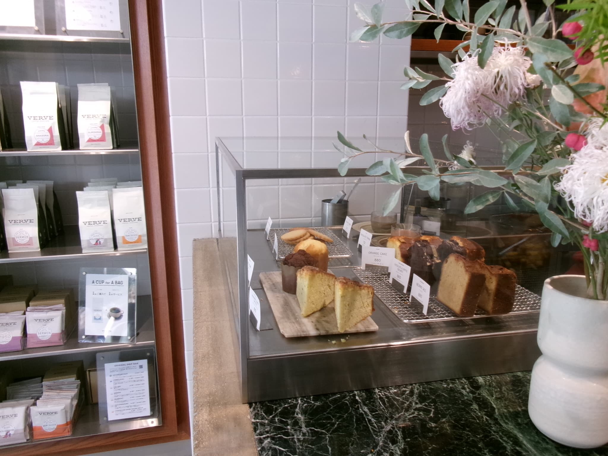 VERVE COFFEE ROASTERS 代代木公園店的甜點櫃 - 柳橙蛋糕等磅蛋糕一片¥880,旁邊是咖啡豆貨架